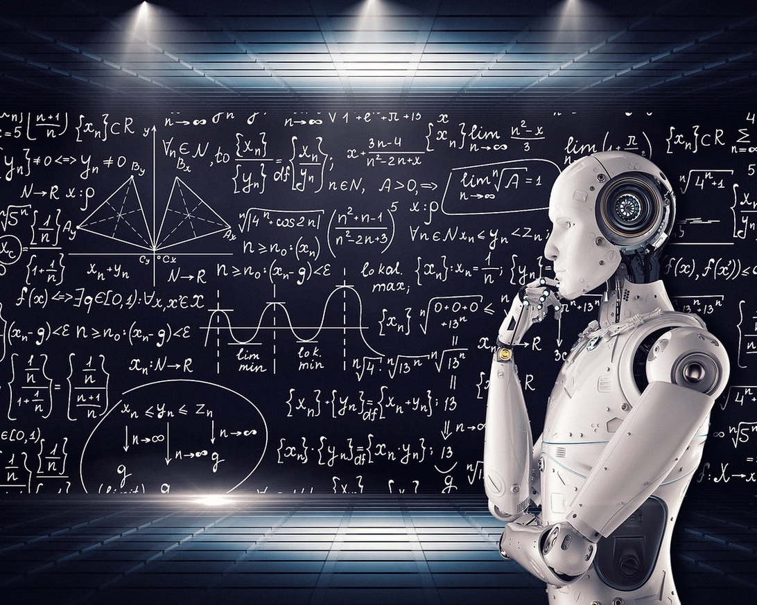 En humanoid robot står foran en tavle med komplekse matematiske formler.